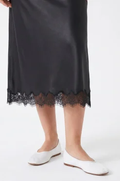 Saia midi acetinada de renda