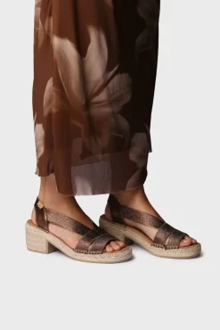 Sandália de salto em pele com elásticos