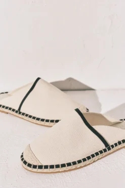 Sandália plana mule bicolor