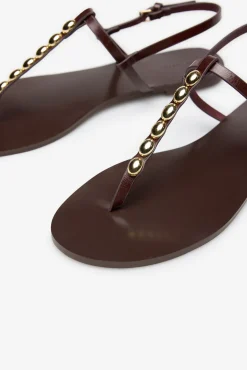 Sandália rasteira com tachas