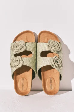 Sandálias bio em ráfia com flor de crochet verde
