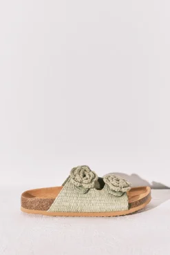 Sandálias bio em ráfia com flor de crochet verde