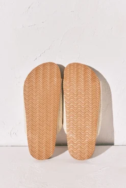 Sandálias bio em ráfia com flor de crochet bege