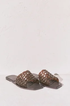 Sandálias rasas jelly castanhas