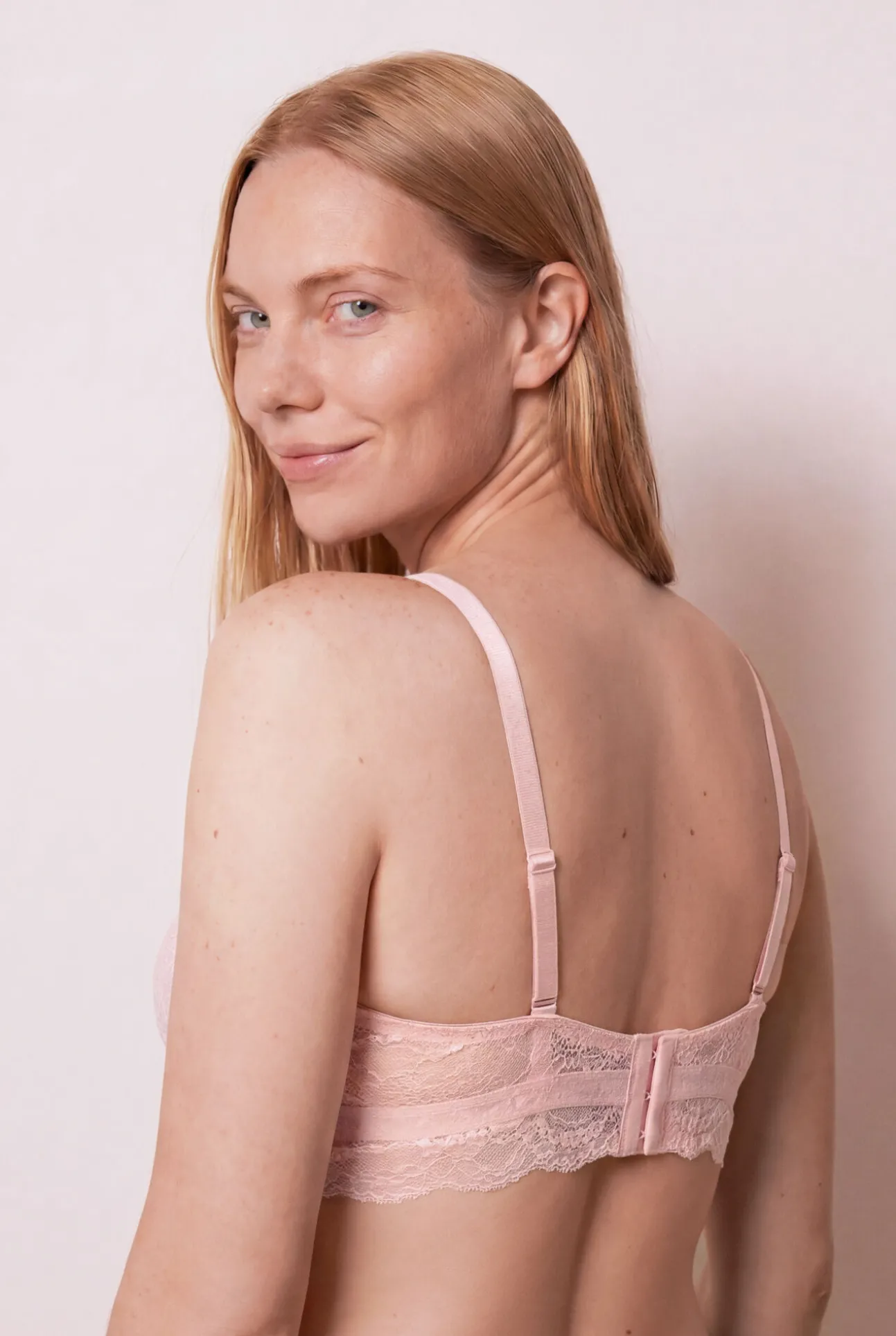 Soutien halter com enchimento em renda rosa INTUITIVE