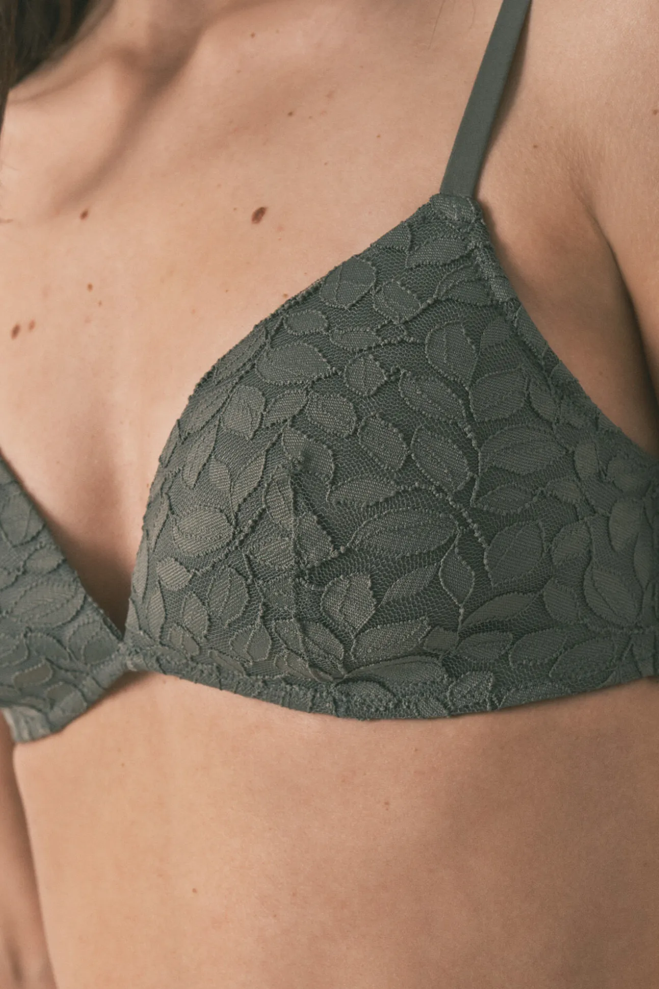 Soutien triangular CHARMING com enchimento em renda caqui