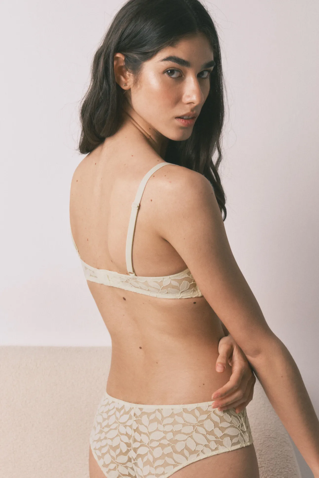Soutien triangular CHARMING com enchimento em renda bege