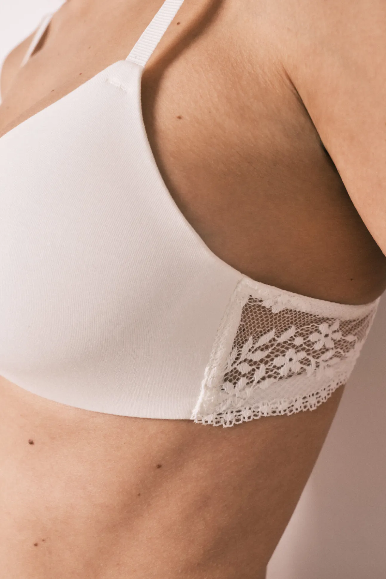 Soutien triangular em microfibra e renda branco CHARMING