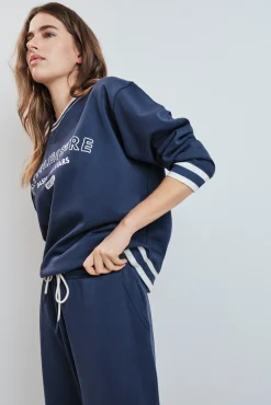 Sweatshirt college em moletão azul