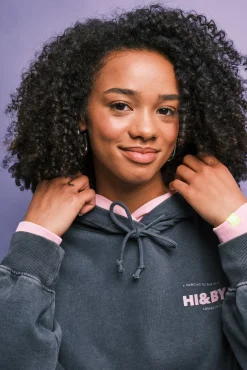 Sweatshirt em felpa com capuz cinza