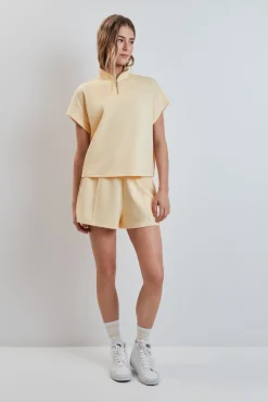 Sweatshirt manga curta em viscose suave amarela