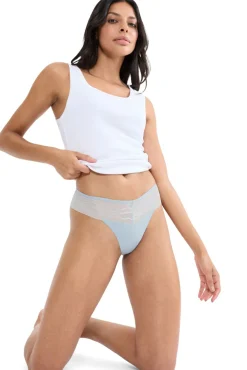 Tanga de renda invisível