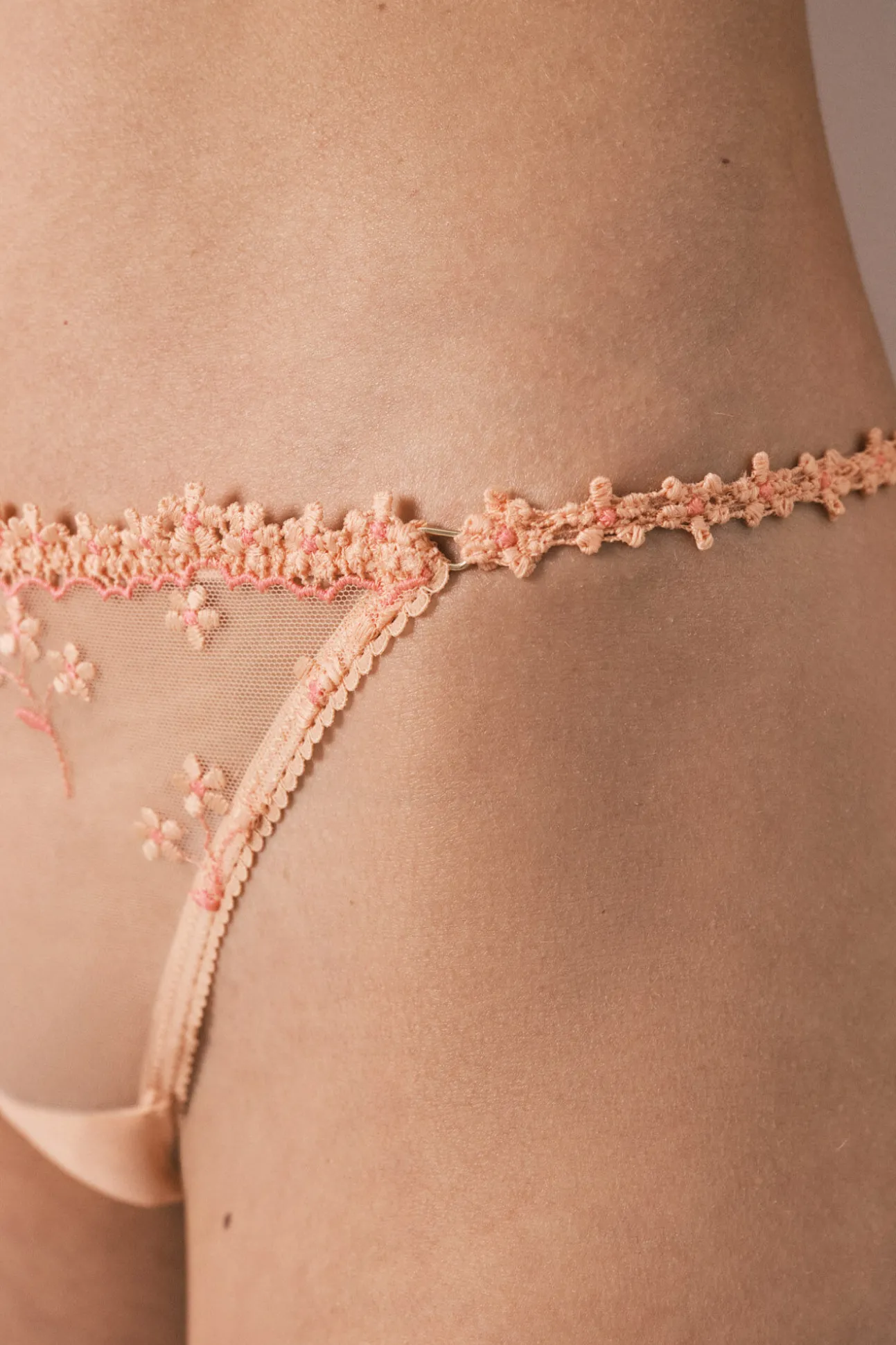 Tanga de tiras bordado de flores laranja