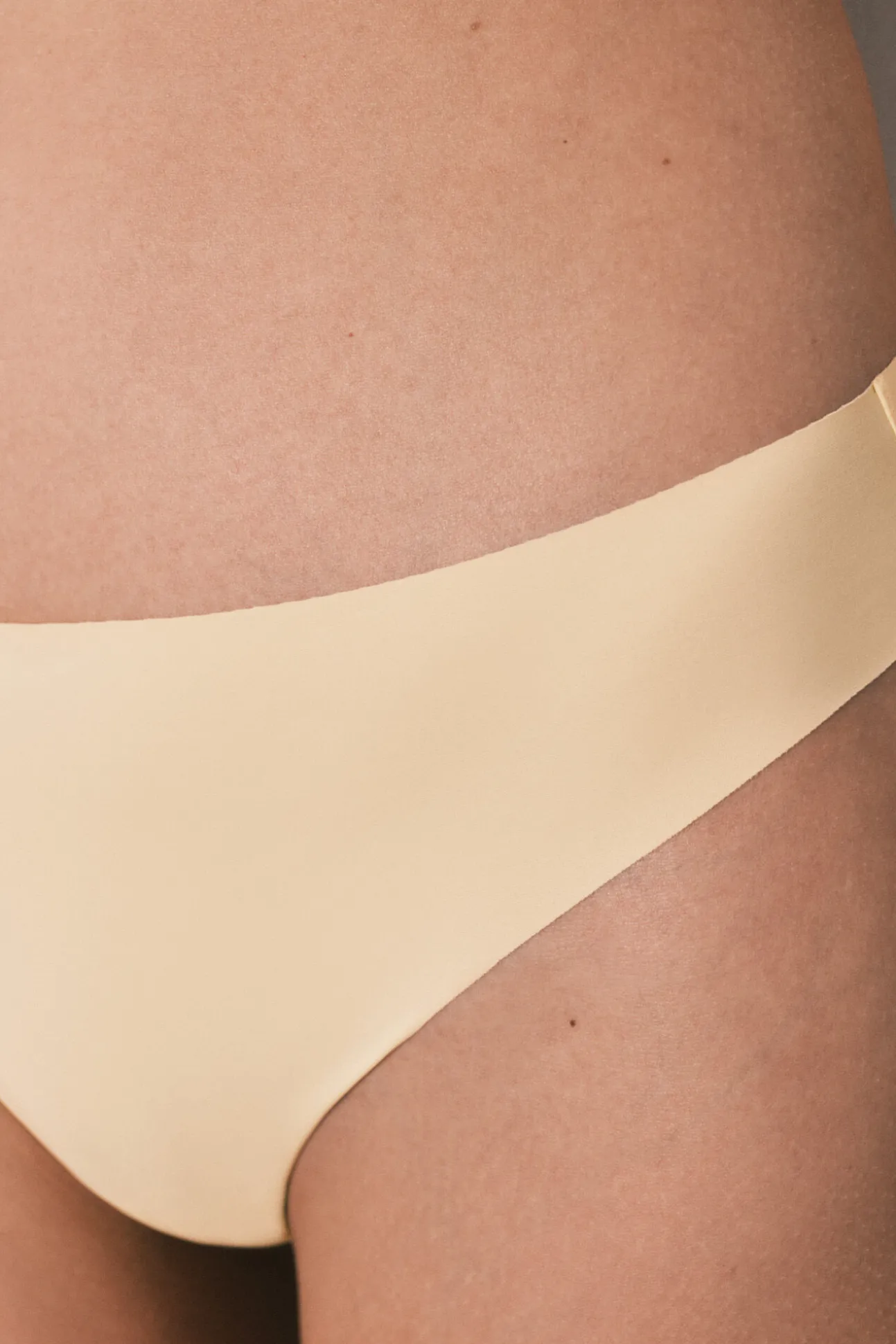 Tanga em microfibra clean cut amarela