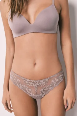 Tanga em modal e renda beges