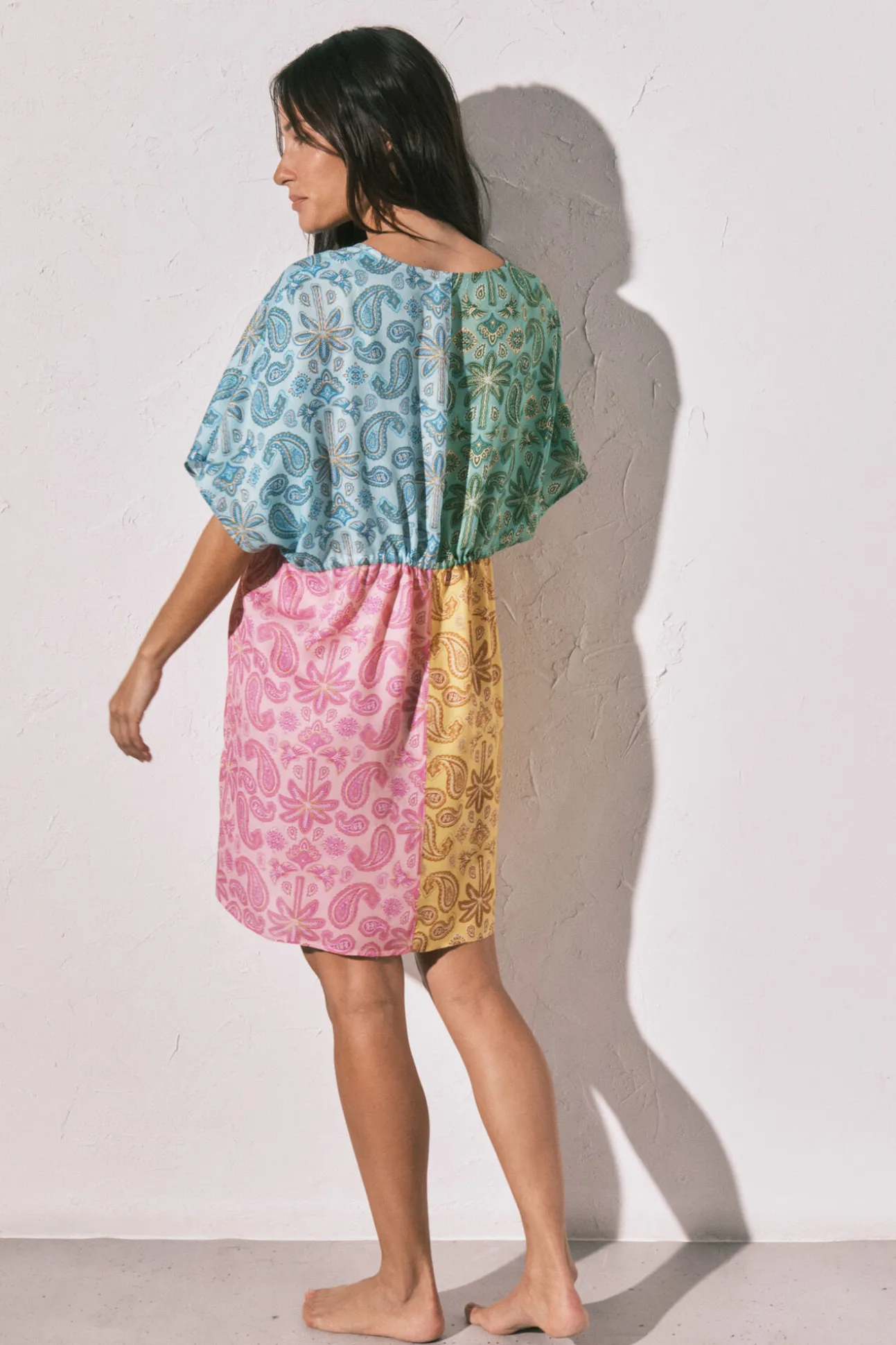 Túnica curta aberta estampada multicolor