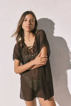 Túnica curta com capuz de malha castanha