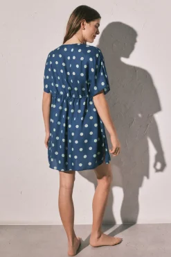 Túnica curta em crepe leve estampado de bolinhas