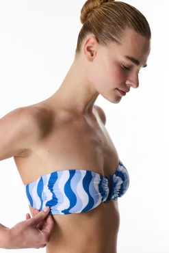 Top biquíni bandeau estampado ondas