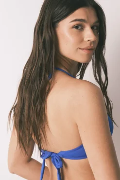 Top biquíni bandeau liso azul