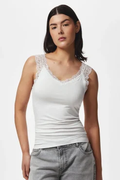 Top com detalhe de renda