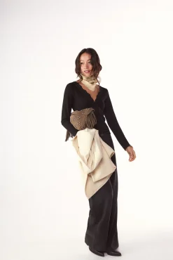 Top com estrutura e detalhes de renda