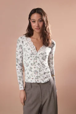 Top com estrutura e detalhes de renda
