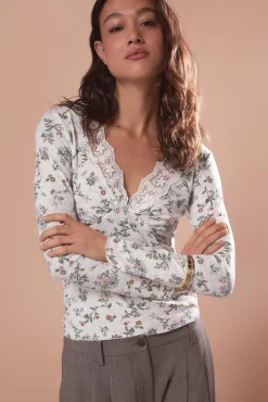 Top com estrutura e detalhes de renda