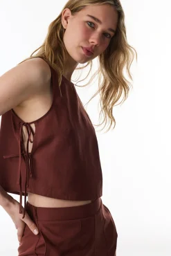 Top de beachwear com nós laterais