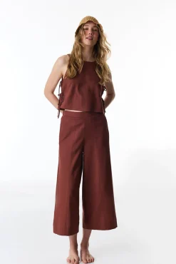 Top de beachwear com nós laterais