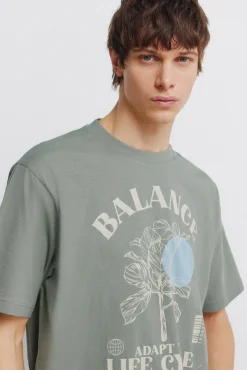 T-shirt balance