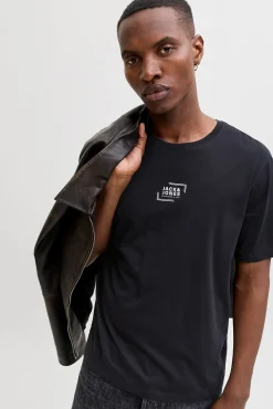 T-shirt com logo na frente