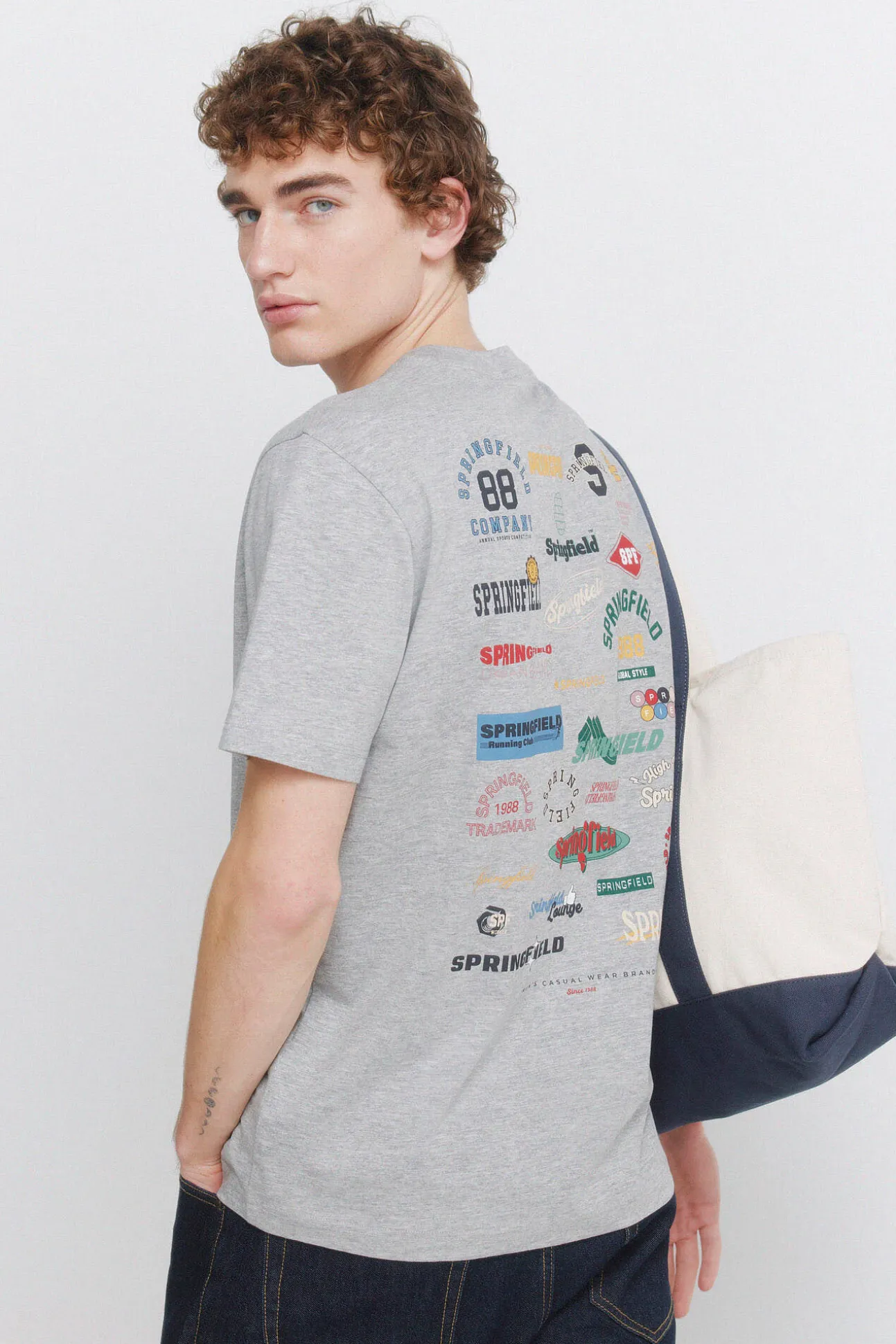 T-shirt com logótipos em vigoré