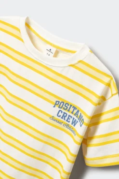 T-shirt de manga curta com riscas verticais para menino