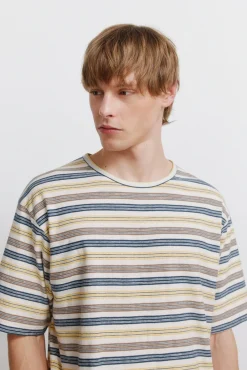 T-shirt às riscas