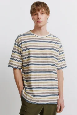 T-shirt às riscas