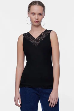 T-shirt básica. Detalhe de renda no decote e alças.