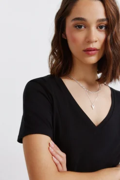 T-shirt básica em algodão gola em bico