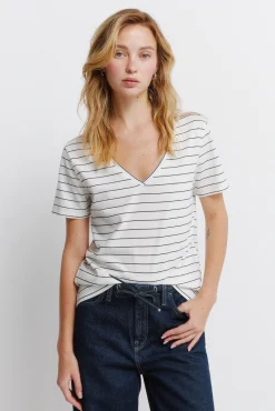 T-shirt básica em algodão gola em bico