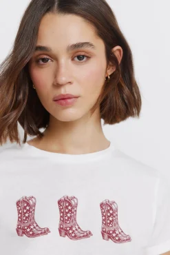 T-shirt com mangas dobradas