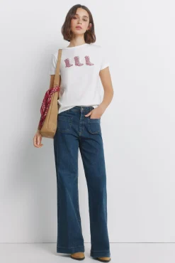 T-shirt com mangas dobradas