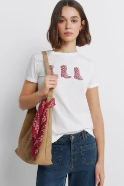 T-shirt com mangas dobradas