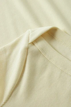 T-shirt de manga curta com ombro descaído