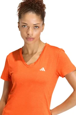 T-shirt desportiva gola em bico Essentials
