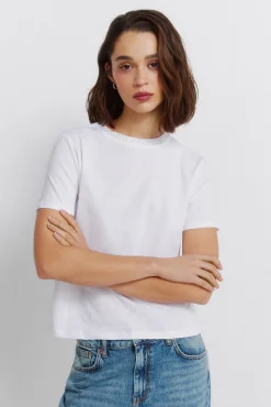T-shirt manga curta com tachas