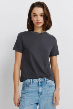 T-shirt manga curta com tachas