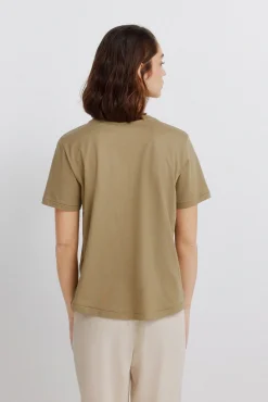 T-shirt manga curta com tachas
