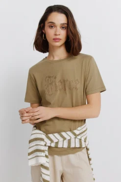 T-shirt manga curta com tachas