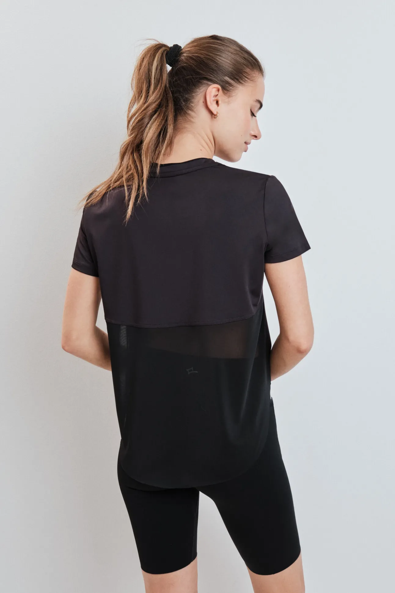 T-shirt técnica com painel mesh preta