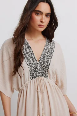 Vestido caftã com folhos